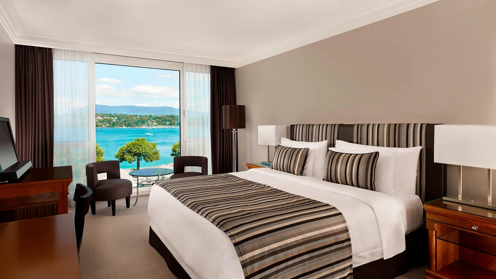 Deluxe Guest room · Lake view — President Wilson