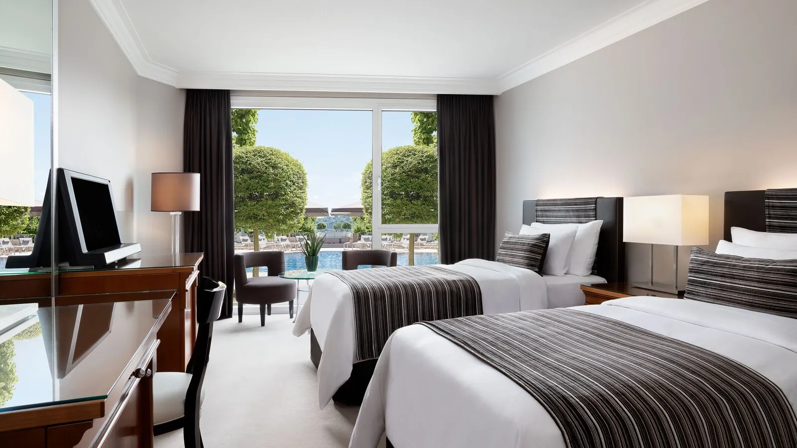 Deluxe Guest room · Pool view — President Wilson
