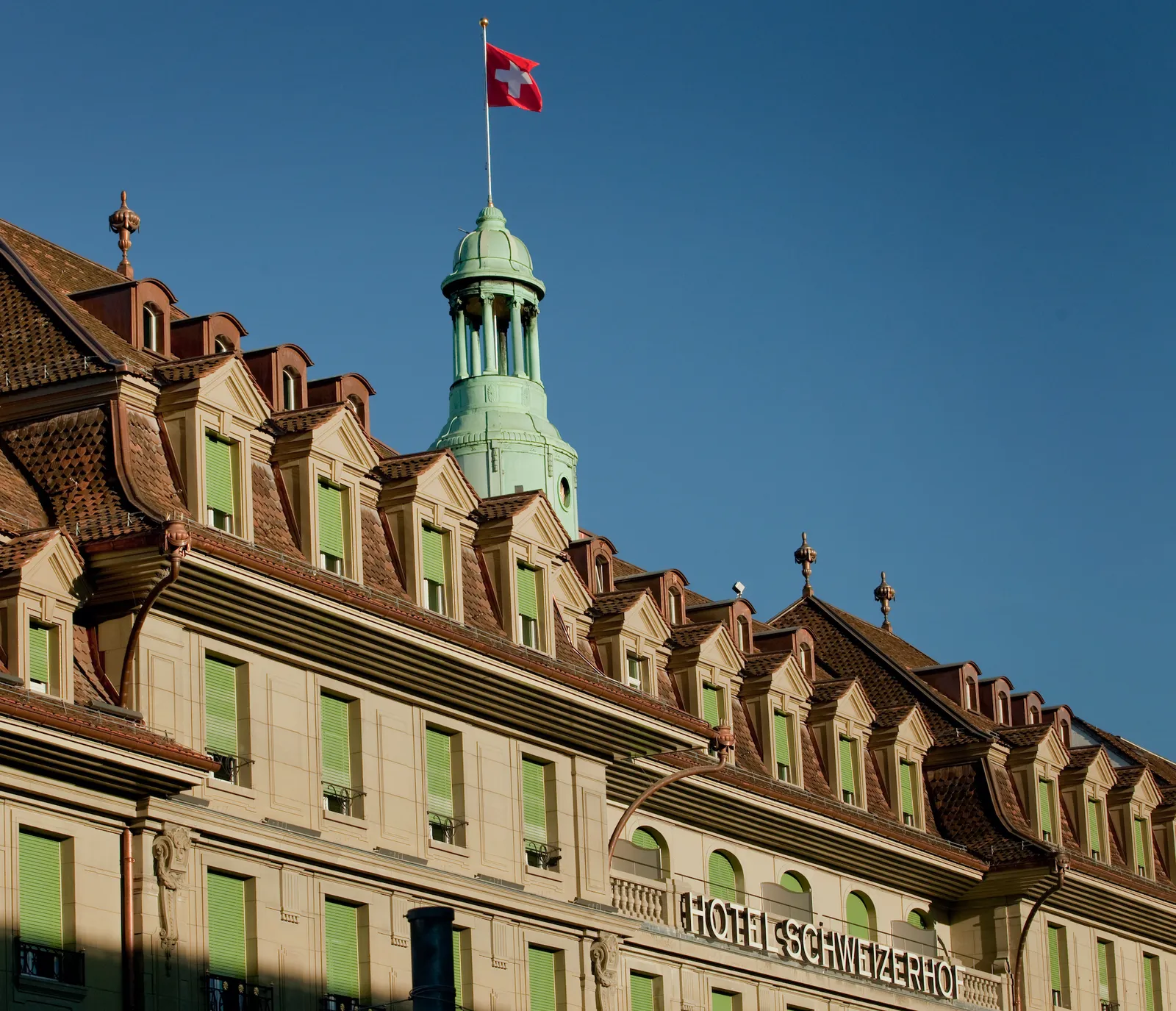 La torre e il tetto dello Schweizerhof Bern