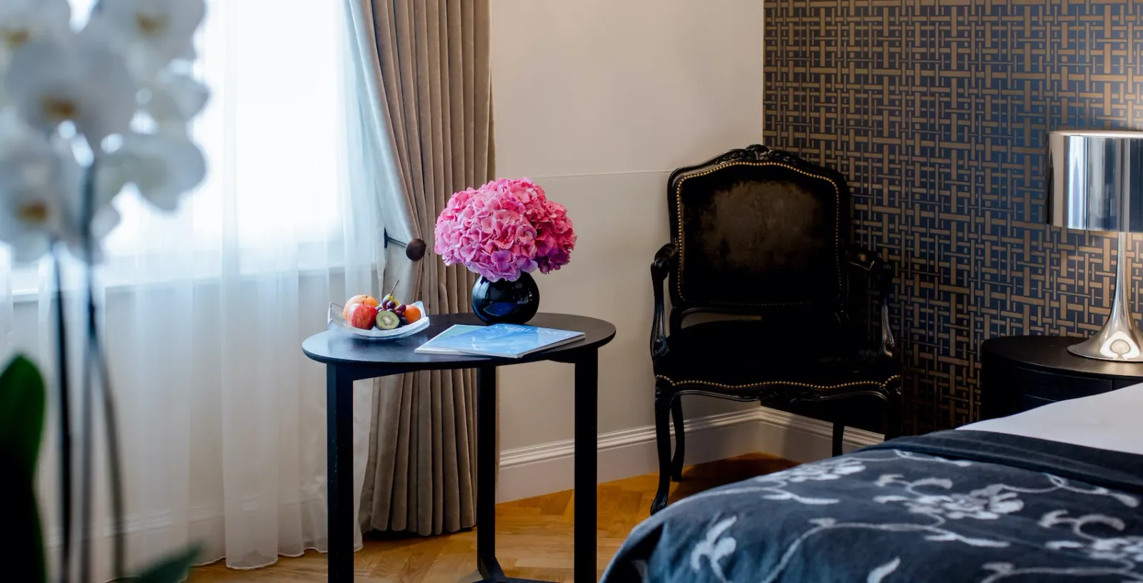 La poltrona vicino alla finestra della Deluxe Boutique