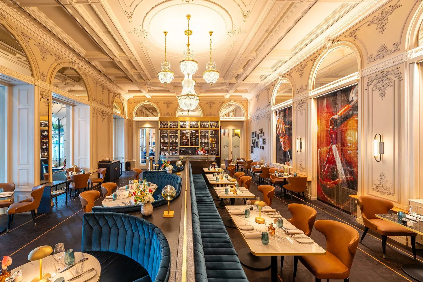 Brasserie VICO, fra divani blu e soffitti decorati