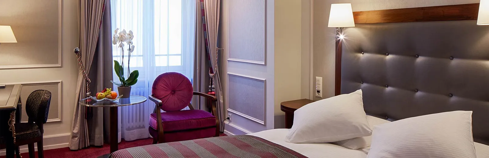 Bed and writing desk in a Standard Double Room