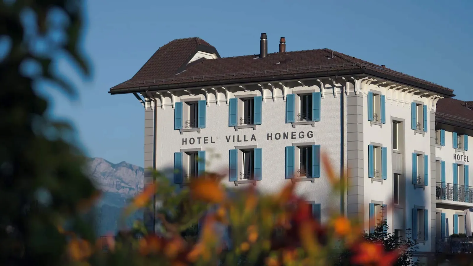 La facciata della Villa Honegg con le persiane azzurre