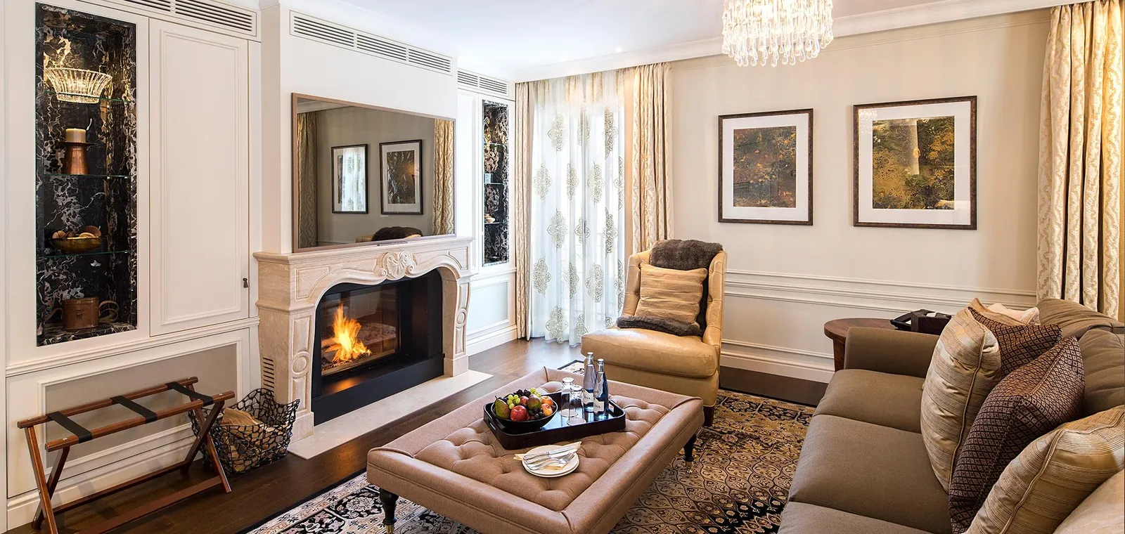 Il salotto della Master Suite con il camino