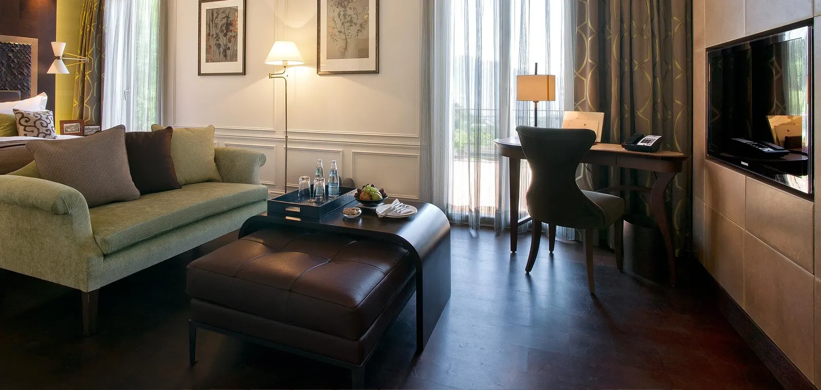 Il salotto e le finestre della Superior Room