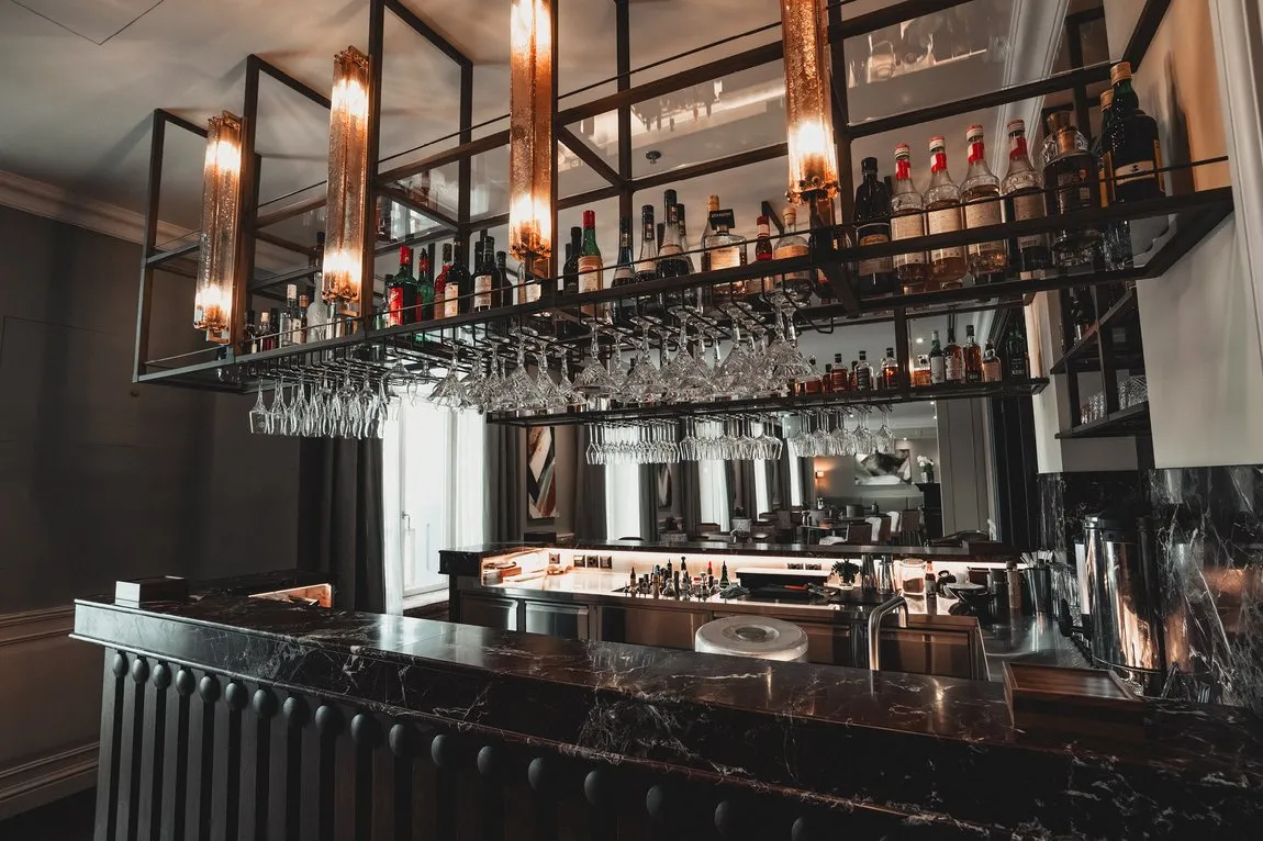 Il bancone della Bar 1905 con i bicchieri sospesi