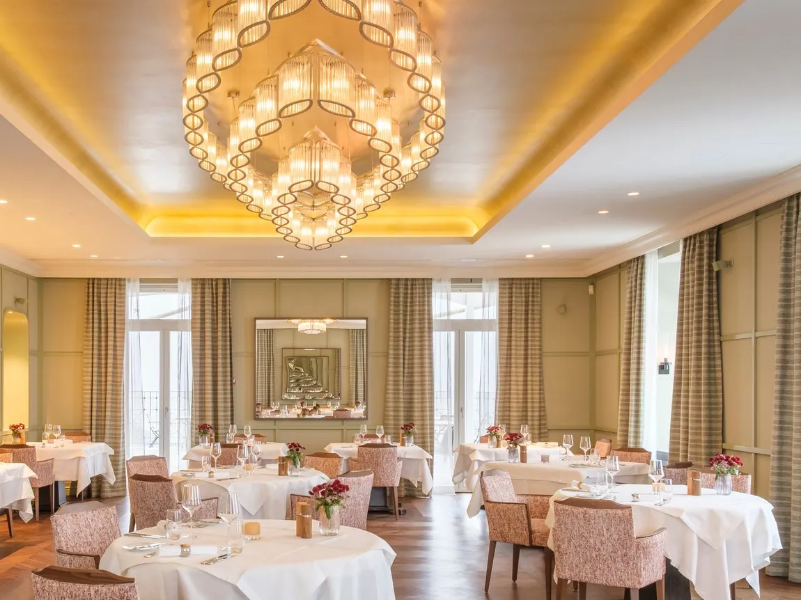 La sala del ristorante sotto il lampadario