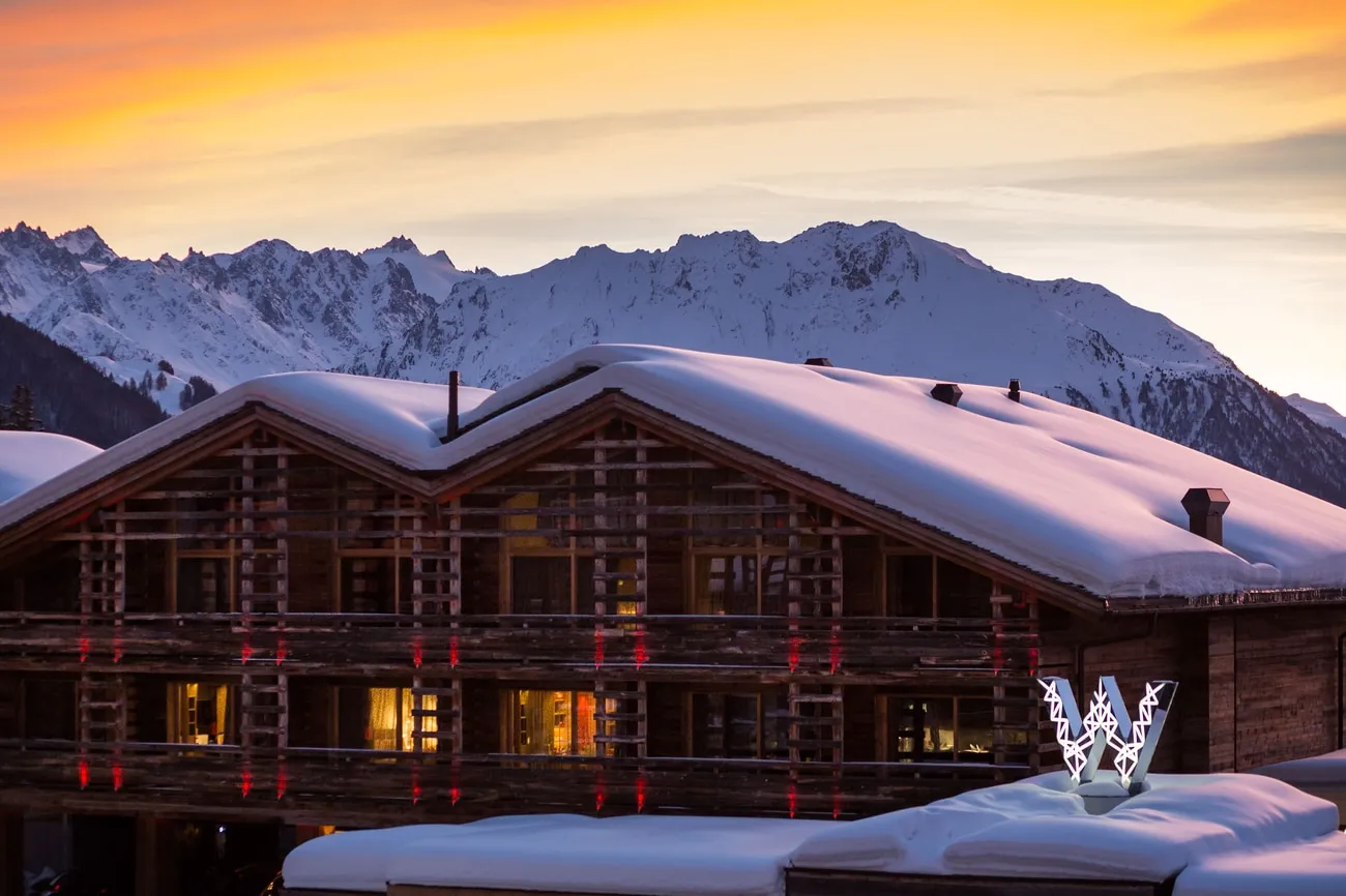 W Verbier beneath snow-covered roofs