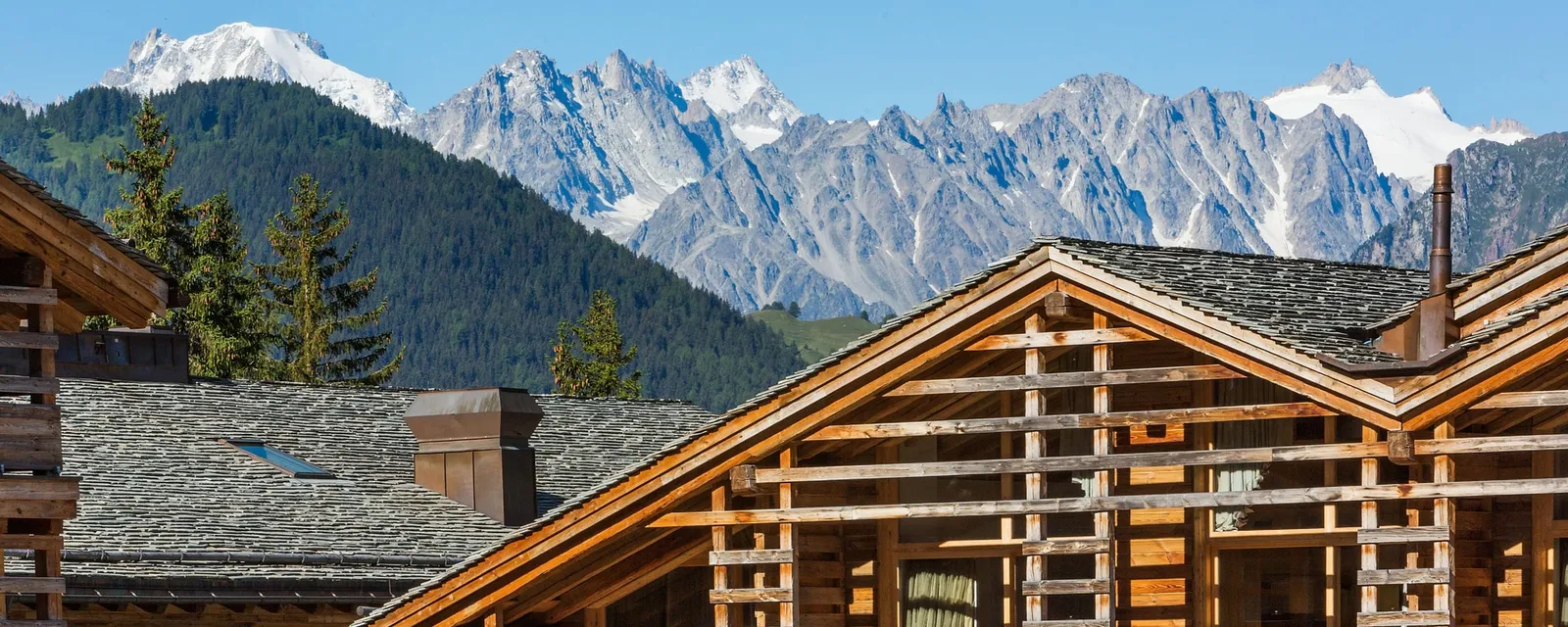 L’esterno del W Verbier in estate