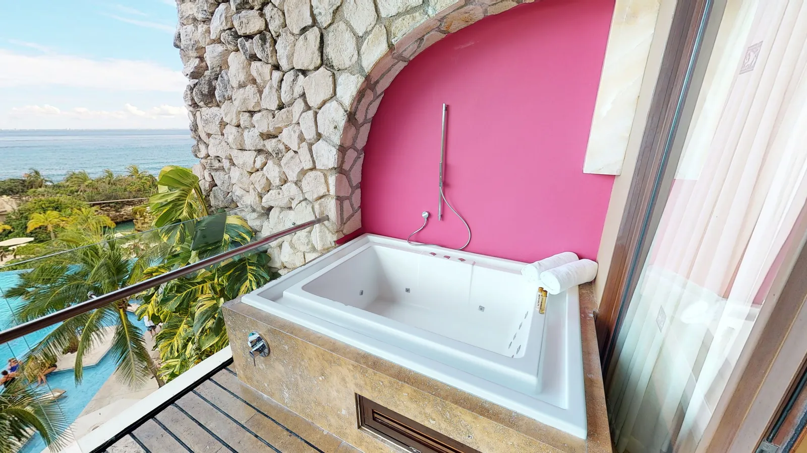 Balcony tub of the Junior Suite with a sea view