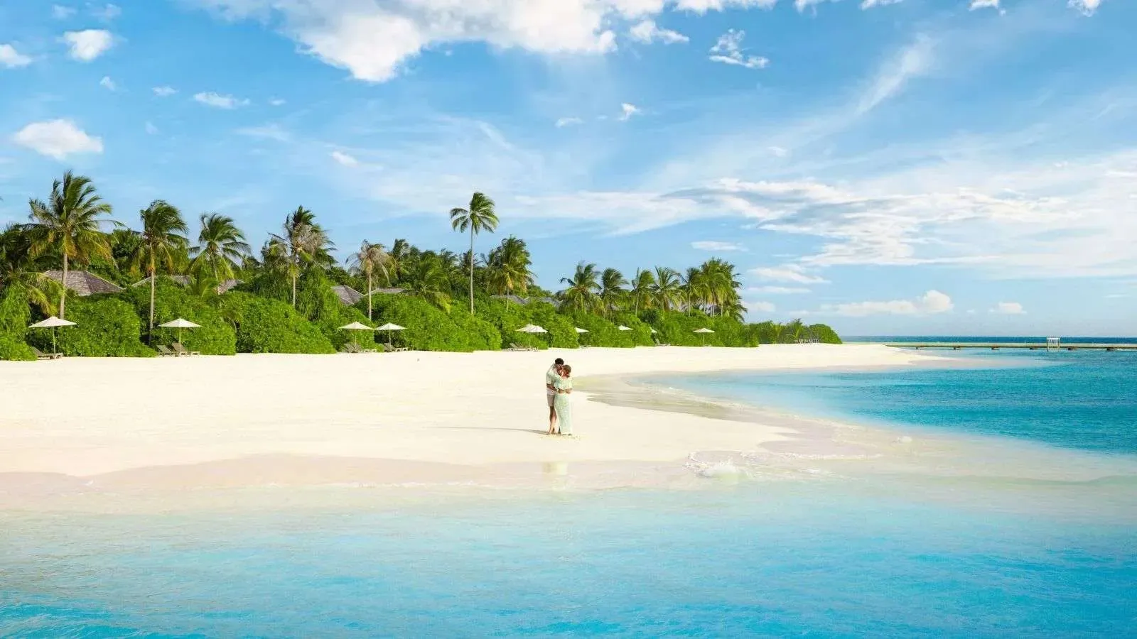 Hurawalhi’s white beach and its palms