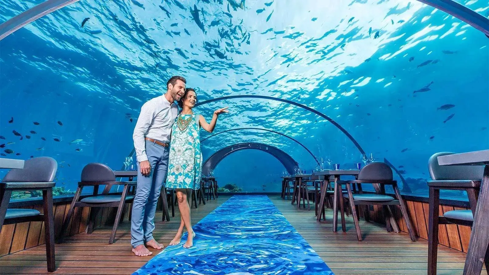 A couple in 5.8’s aisle, between the tables and the glass