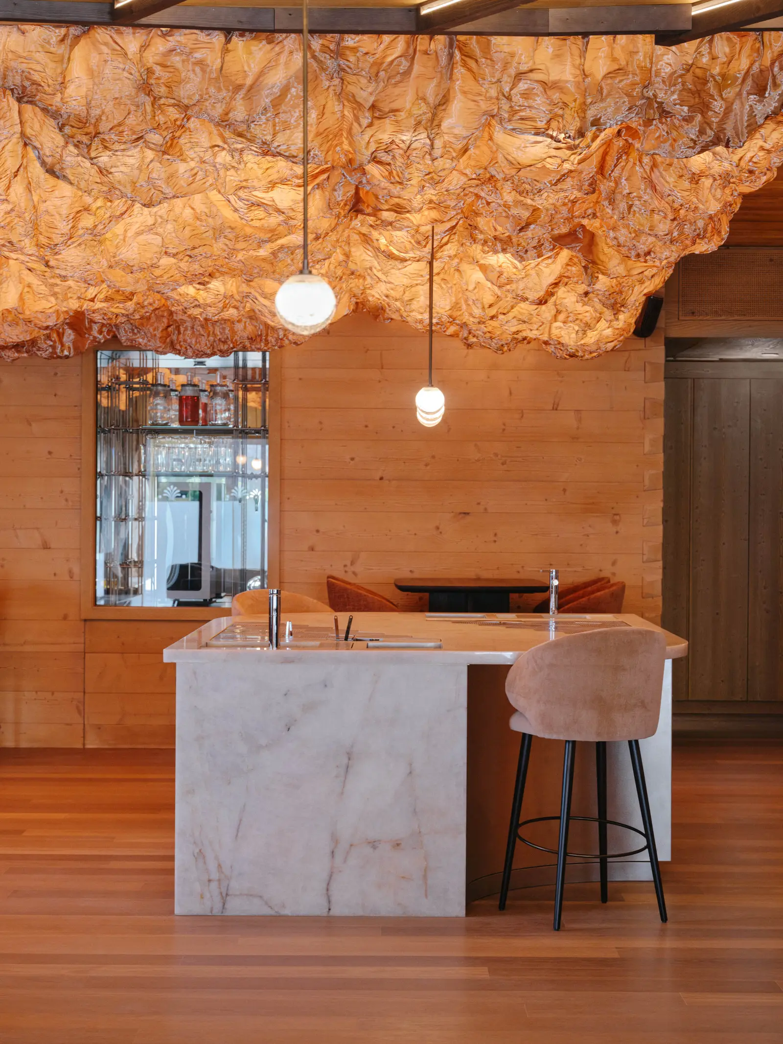 Il bancone in pietra del Botanicum Bar sotto il soffitto scolpito