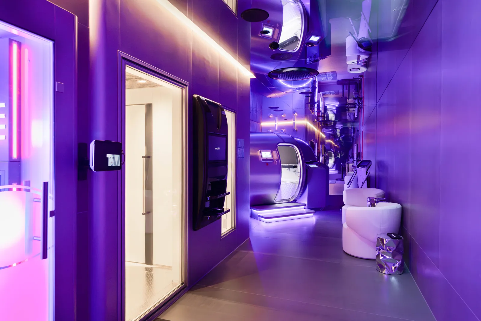 Le cabine del circuito di biohacking, illuminate di viola