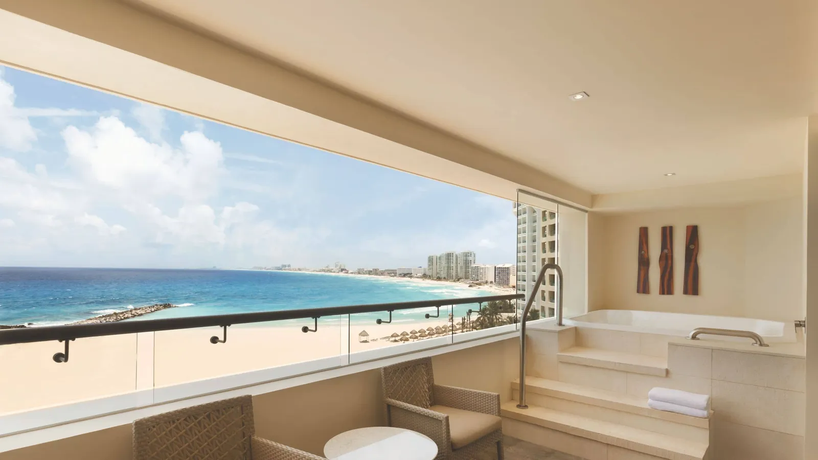 Club Oceanfront Corner Suite’s wraparound balcony