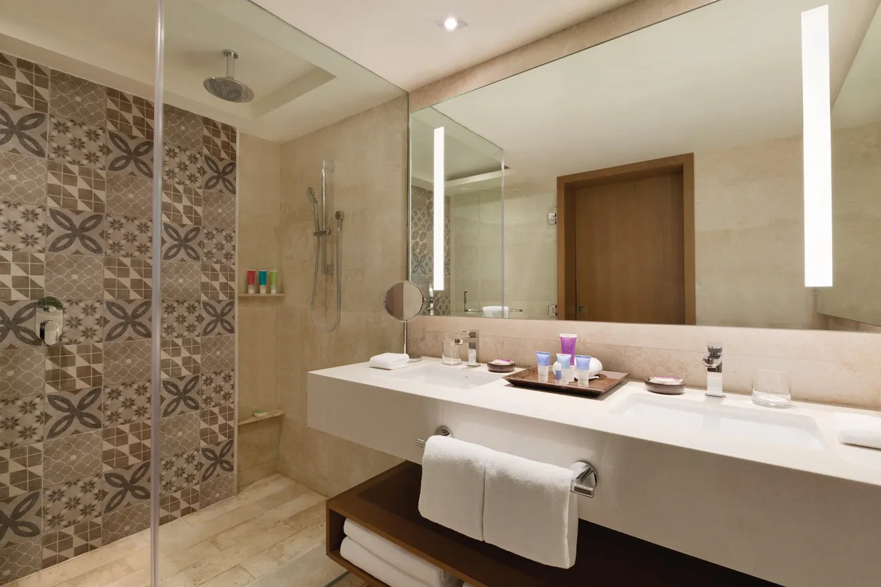 Oceanfront Double bathroom with basin and shower