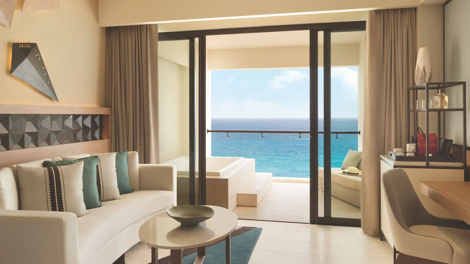 Turquoize Oceanfront Master King sitting area