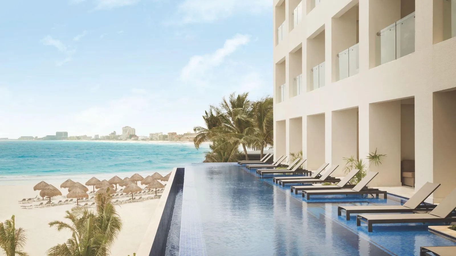 Infinity pool in front of the Turquoize Swim-Up suites