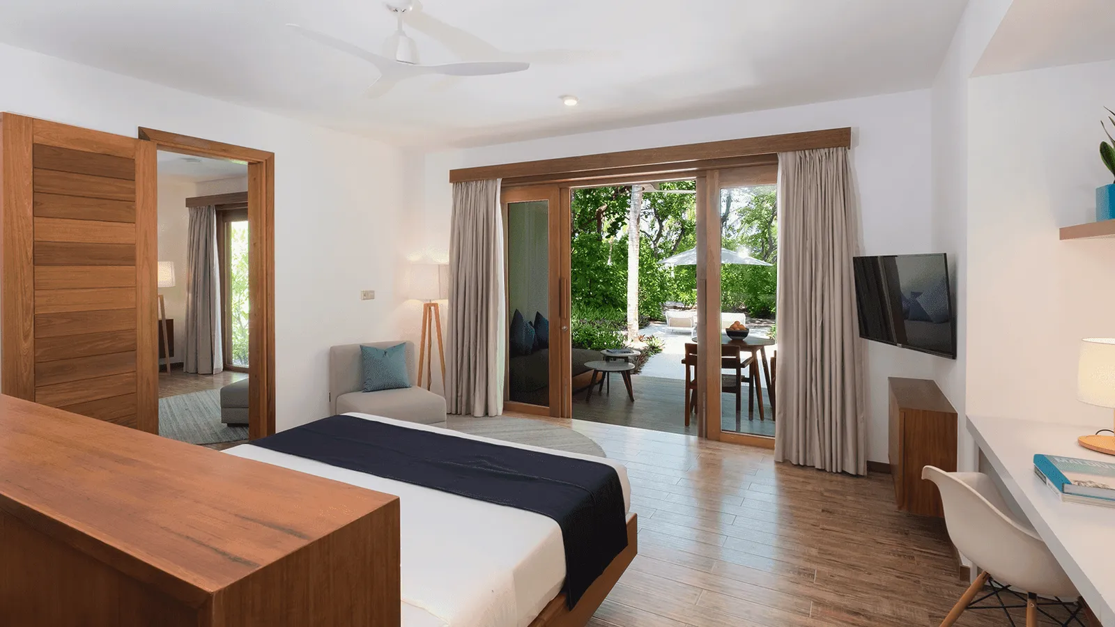 The bedroom with its bed and doors towards the terrace.
