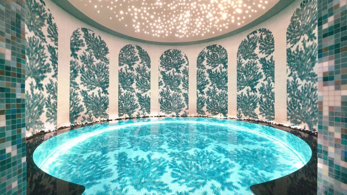 KAASHI’s round Watsu pool under green tiles