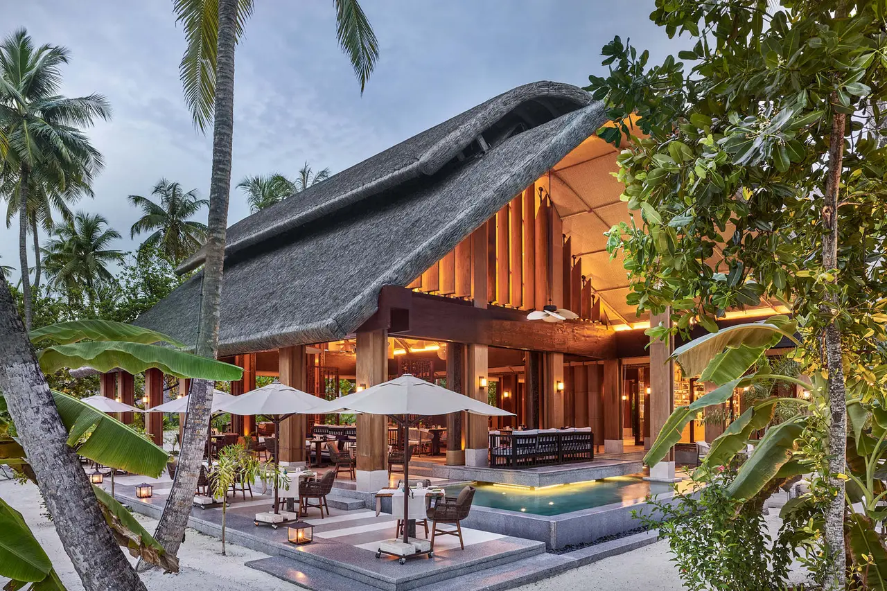 Vandhoo and its garden, tables outdoors