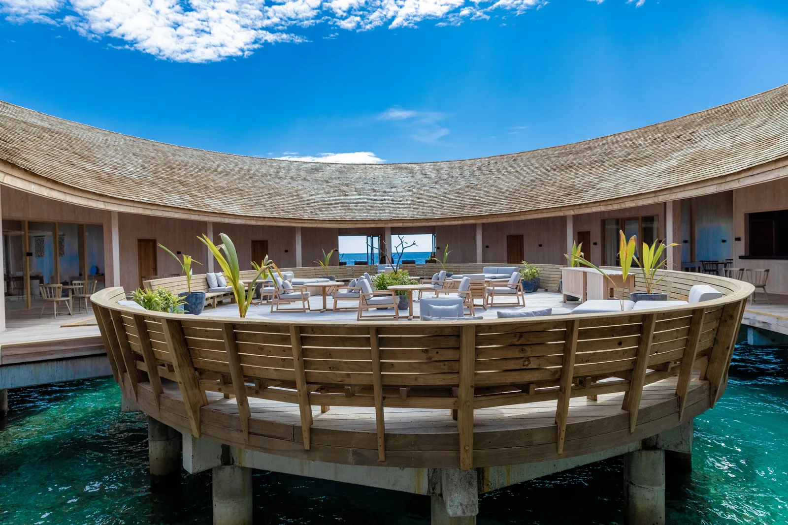 Ke-Un’s round terrace, raised over the sea