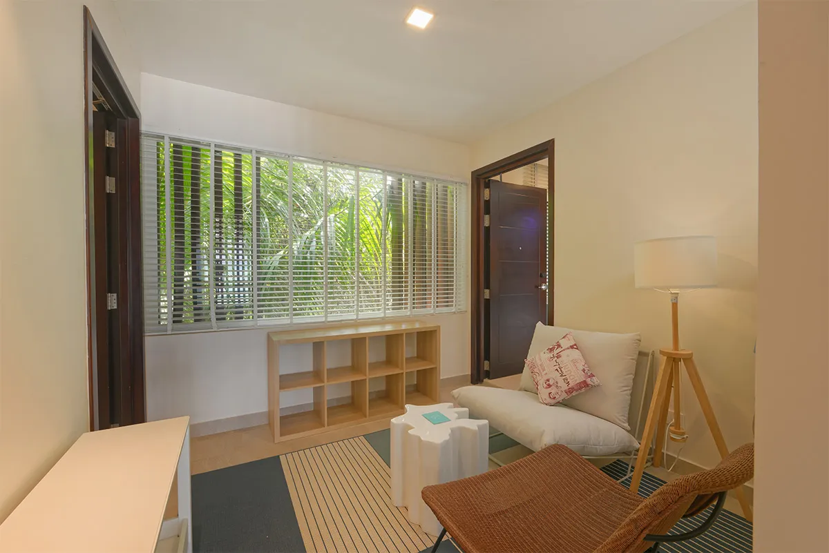 The lounge linking the 2 bedrooms of a Family Sky Suite
