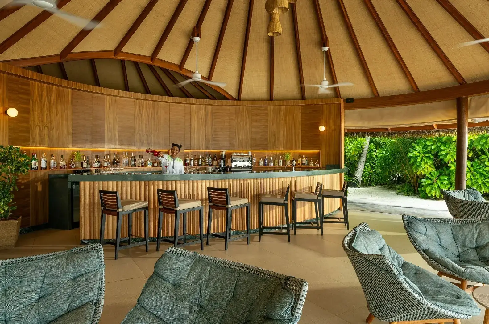 Vilu Bar under its round thatched roof, the counter and the armchairs