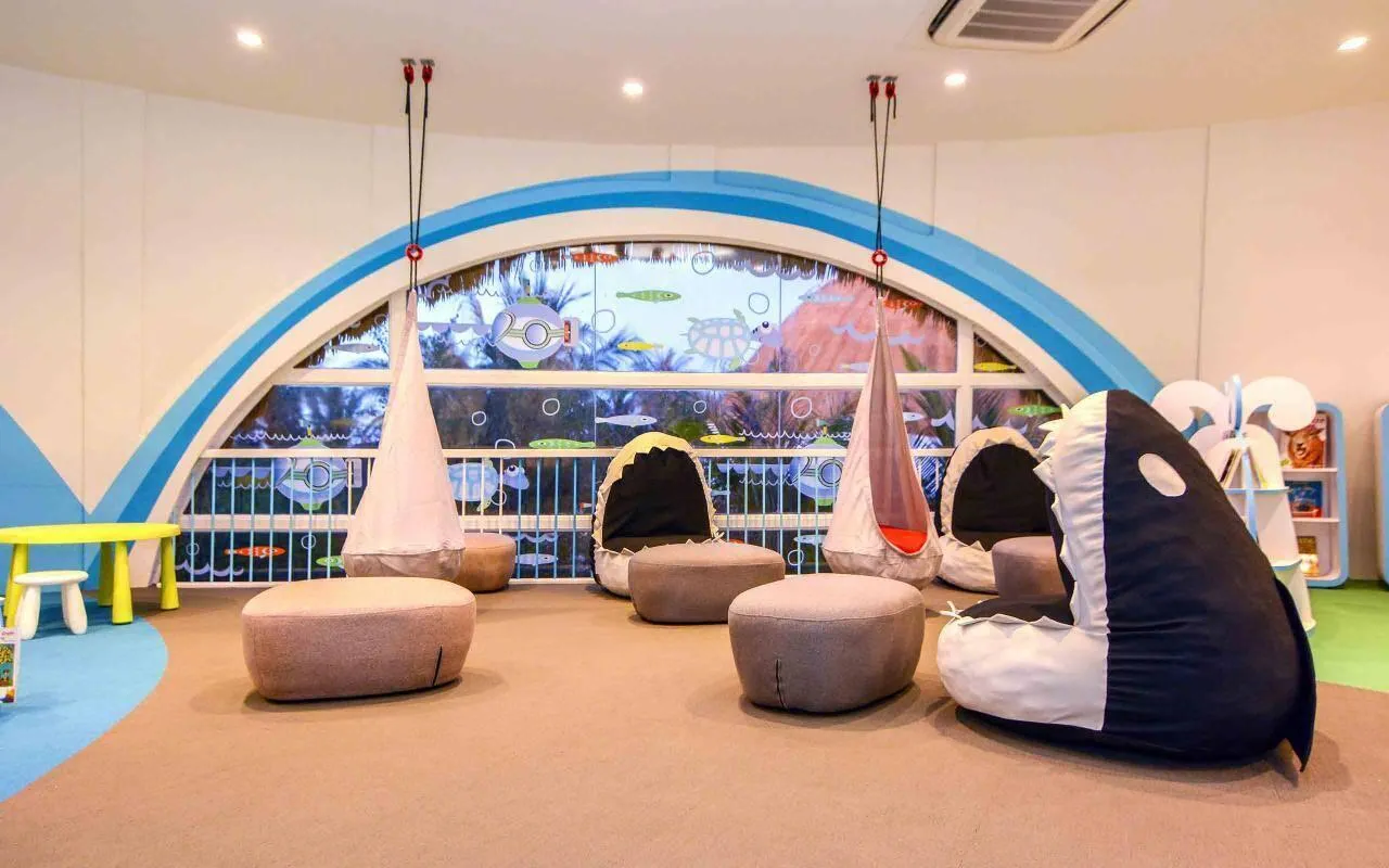 The Kandoo Kids Club room: whale-shaped seats, poufs and a large arched window.