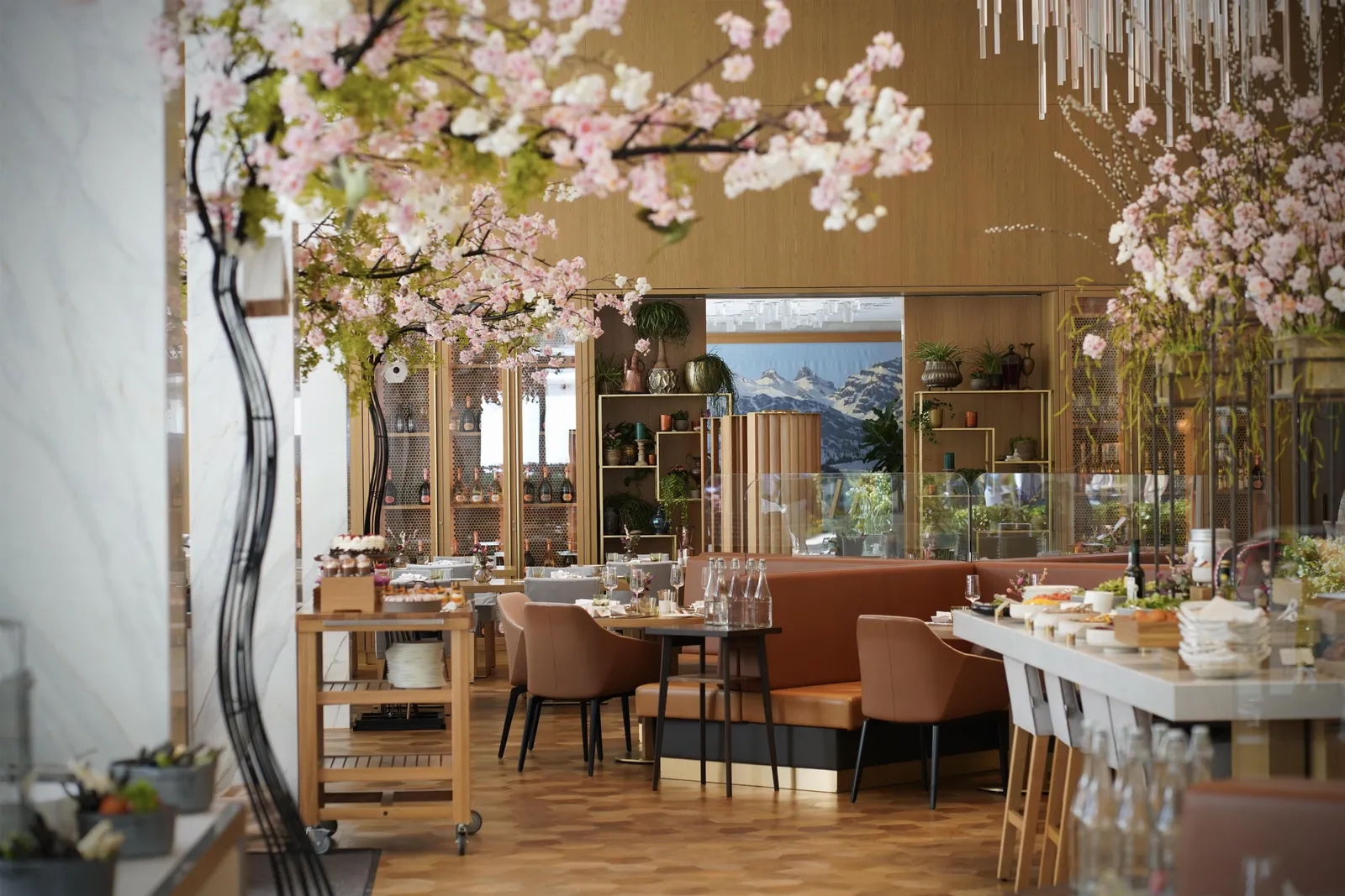 La sala del Cattani fra fiori e lampadari
