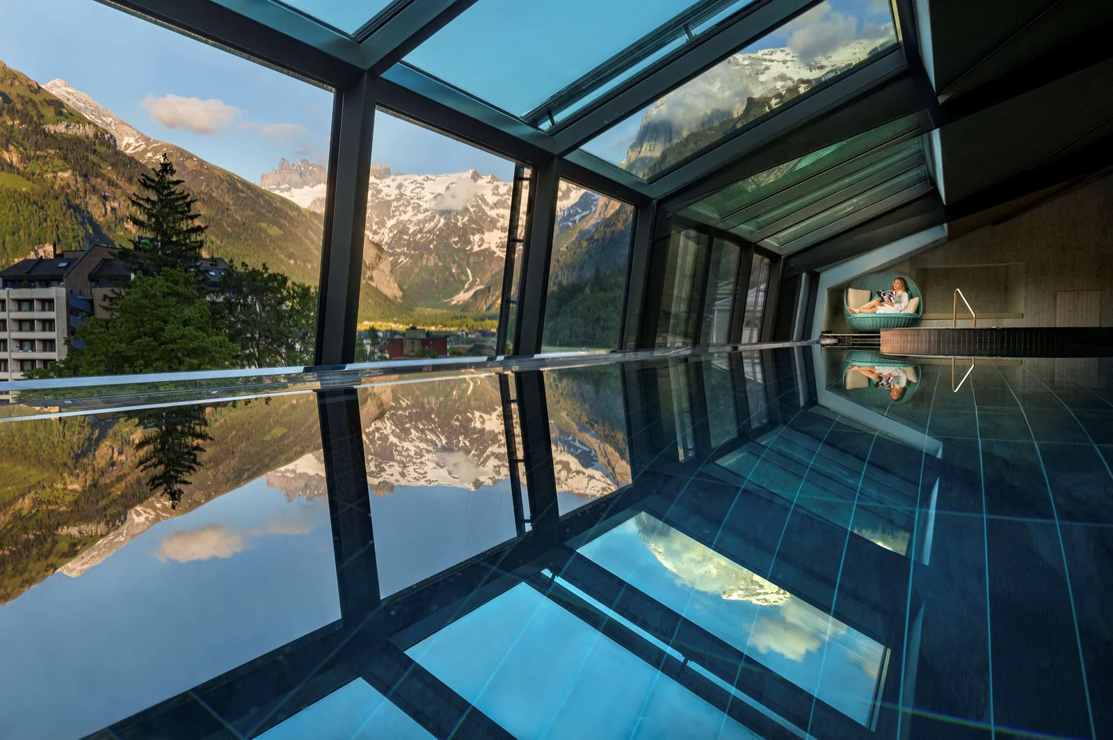 La piscina interna sotto le vetrate della spa sul tetto