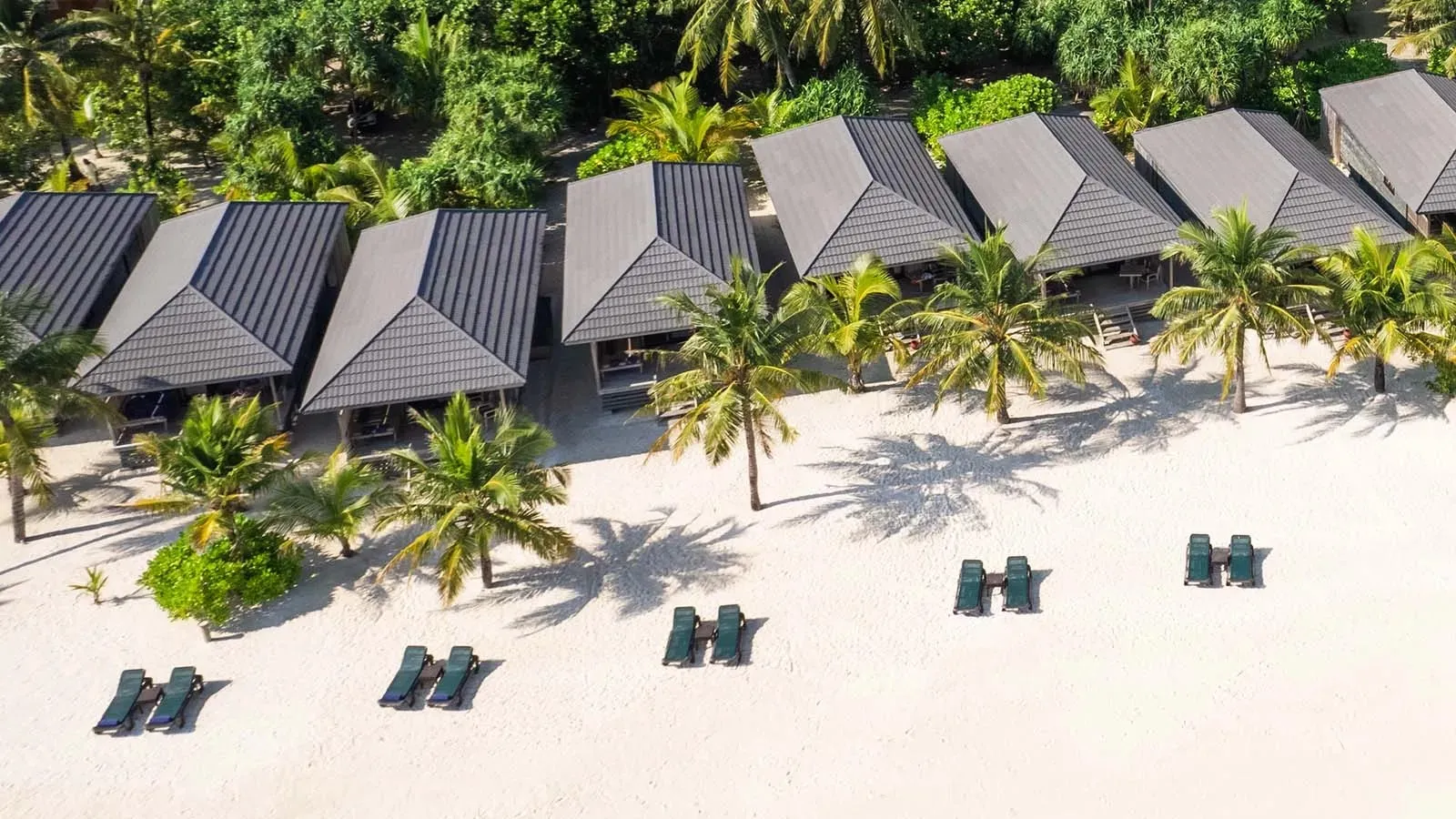 O Beach Villas in front of the beach, viewed from above