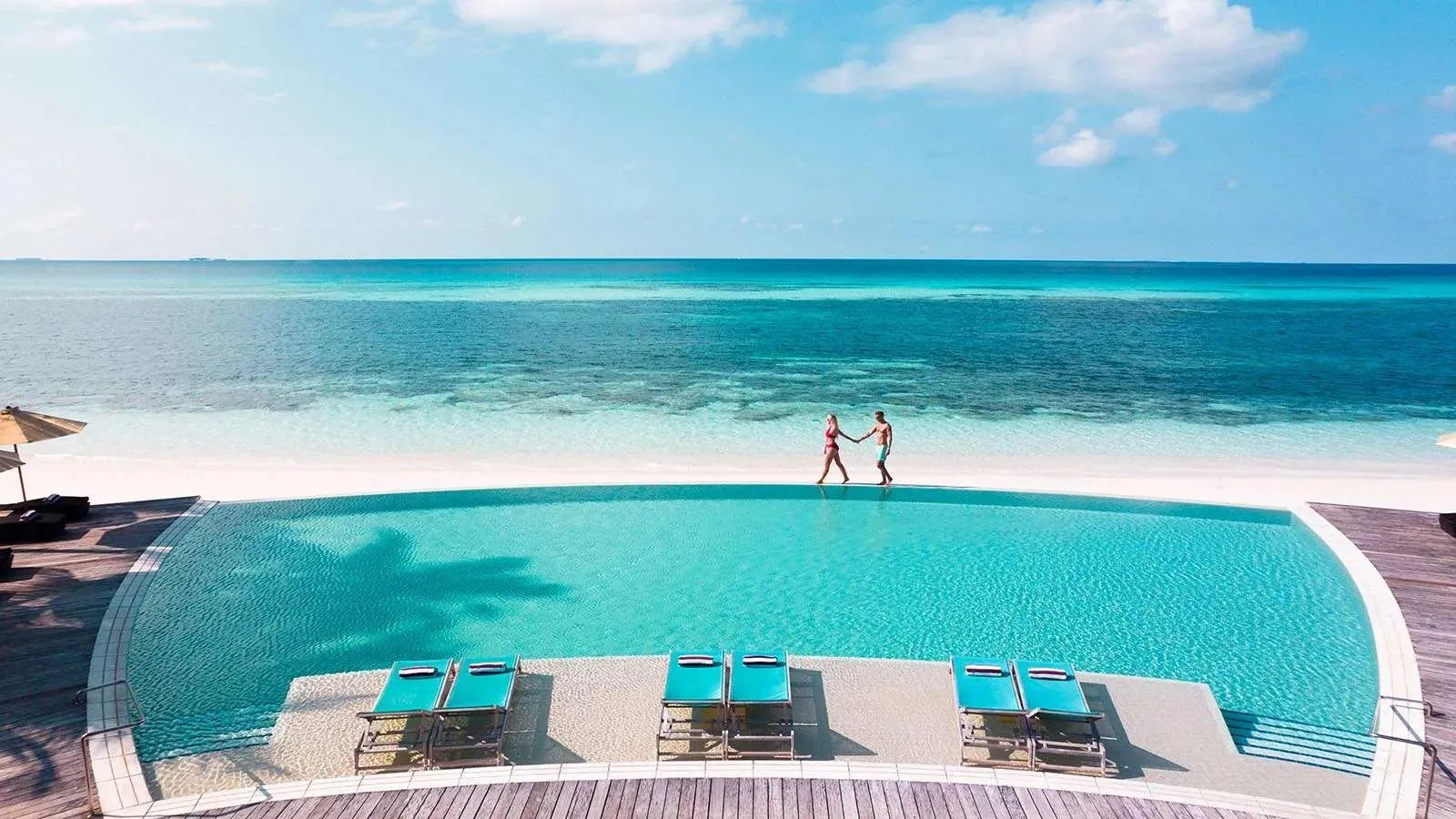 Sangu’s infinity pool in front of the beach