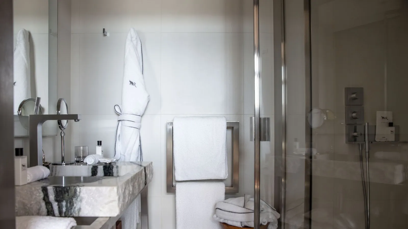 Lake View Room bathroom