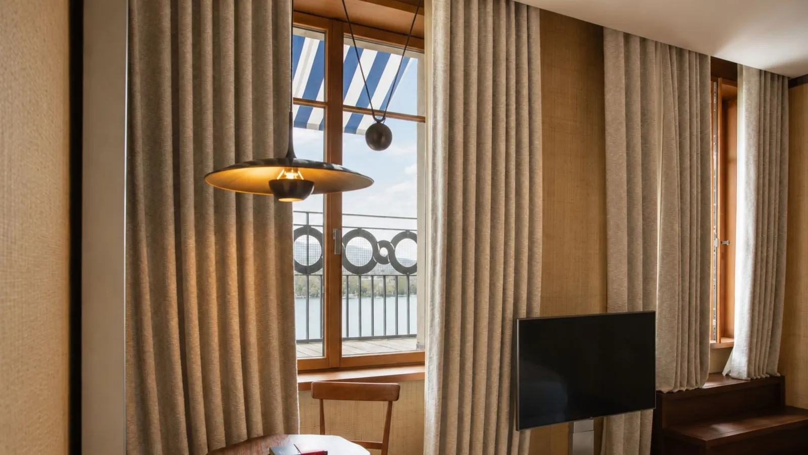 Le porte sul balcone e il lago nella Prestige Balcony Room