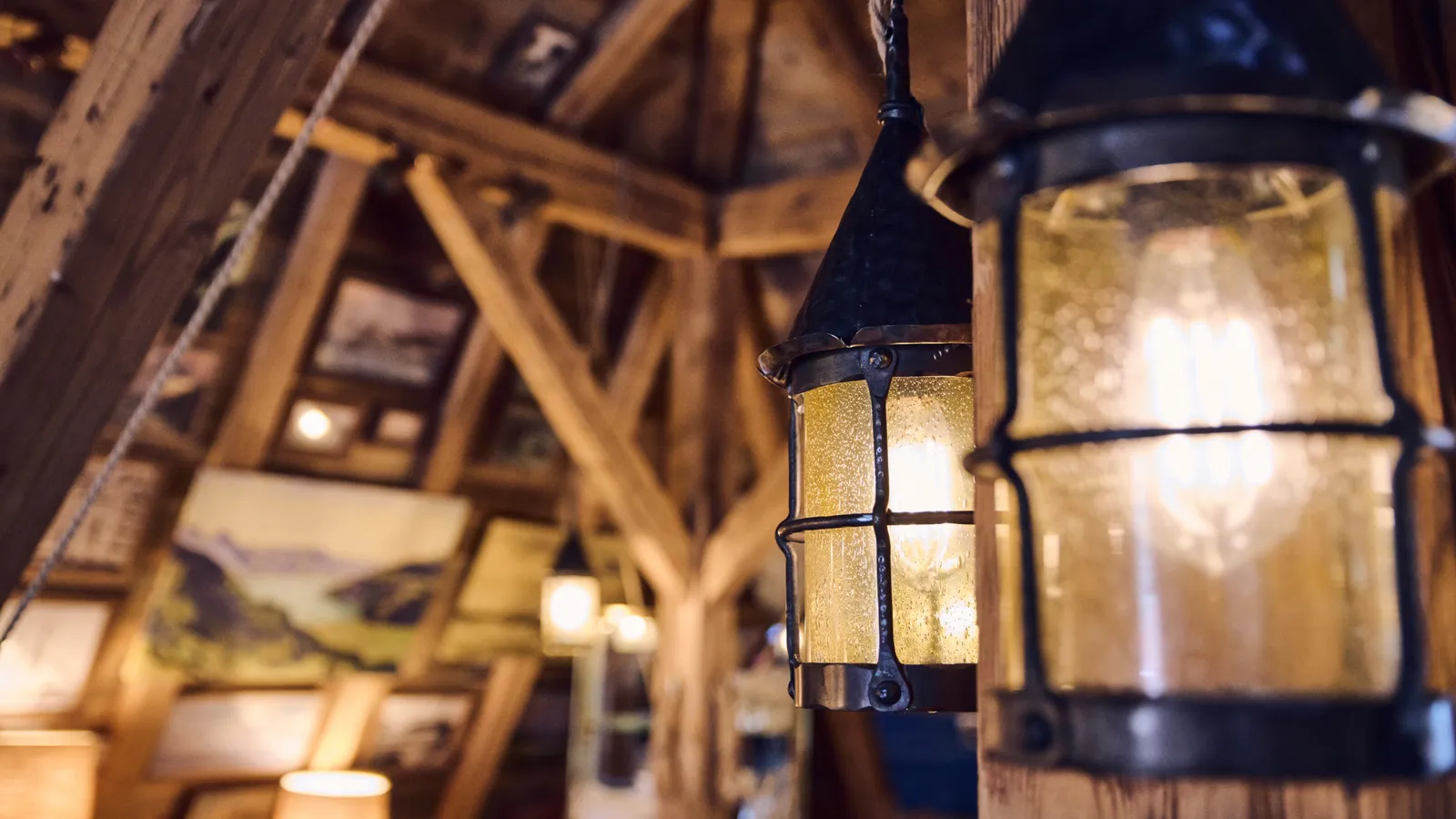 A lamp and La Muña’s beams