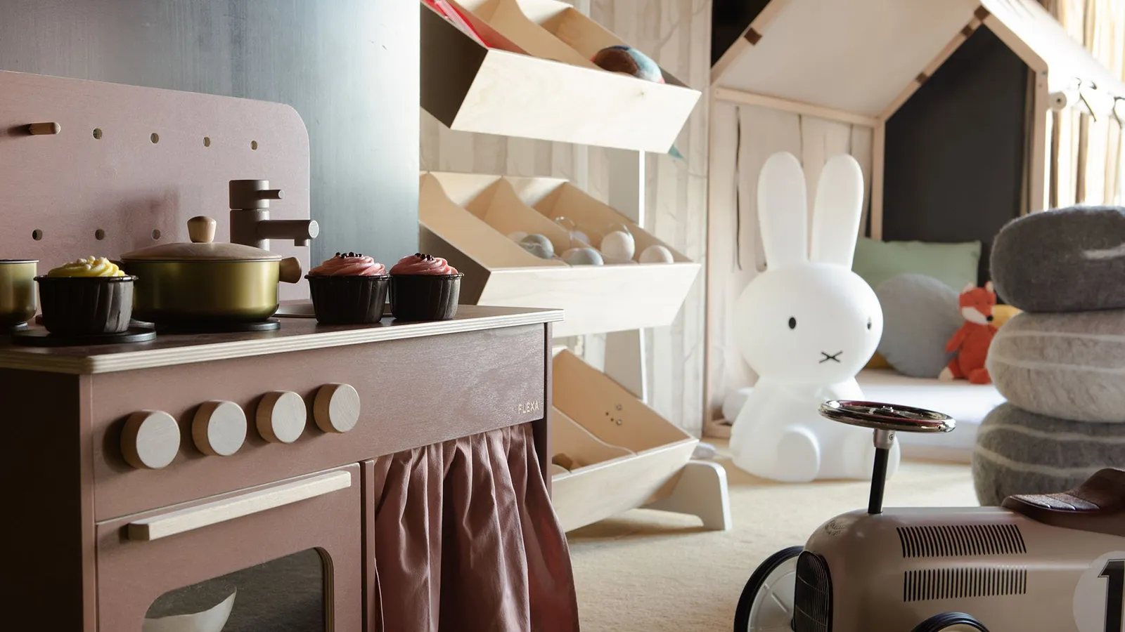 Una cucina giocattolo e una casetta nell’area giochi per bambini