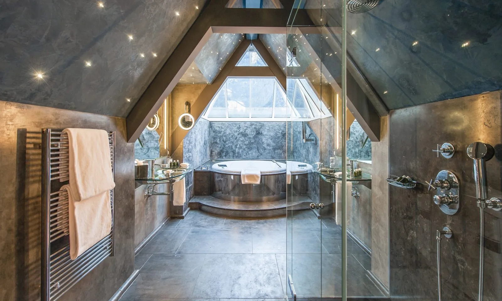 La vasca Jacuzzi sotto le vetrate della Suite Etoile