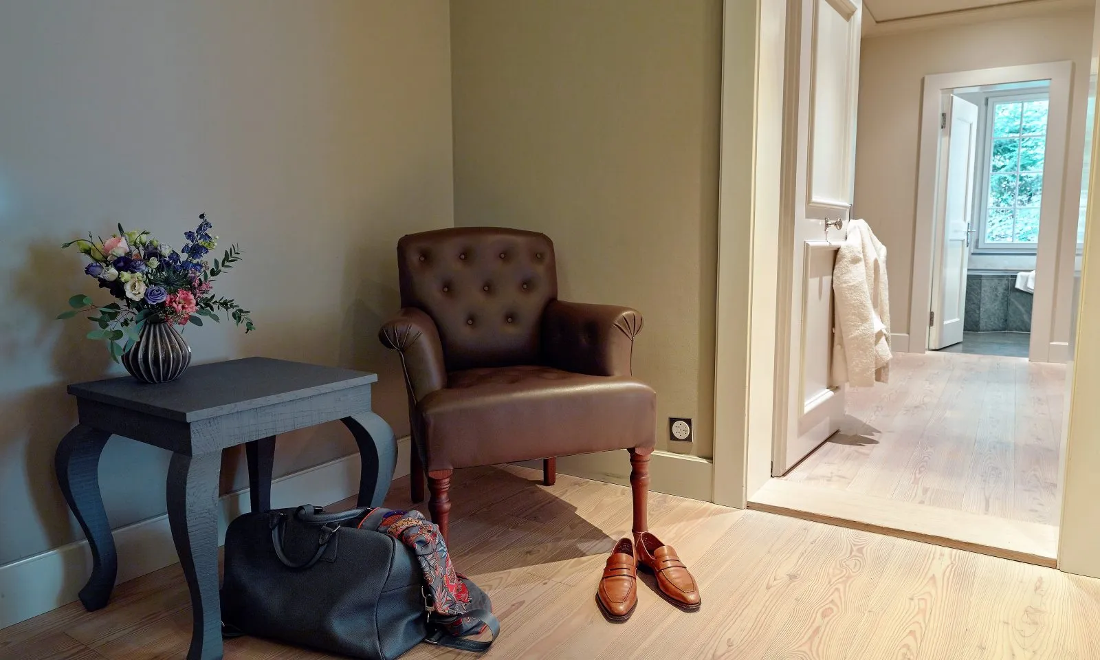 La poltrona di pelle e il tavolino della Tower Suite