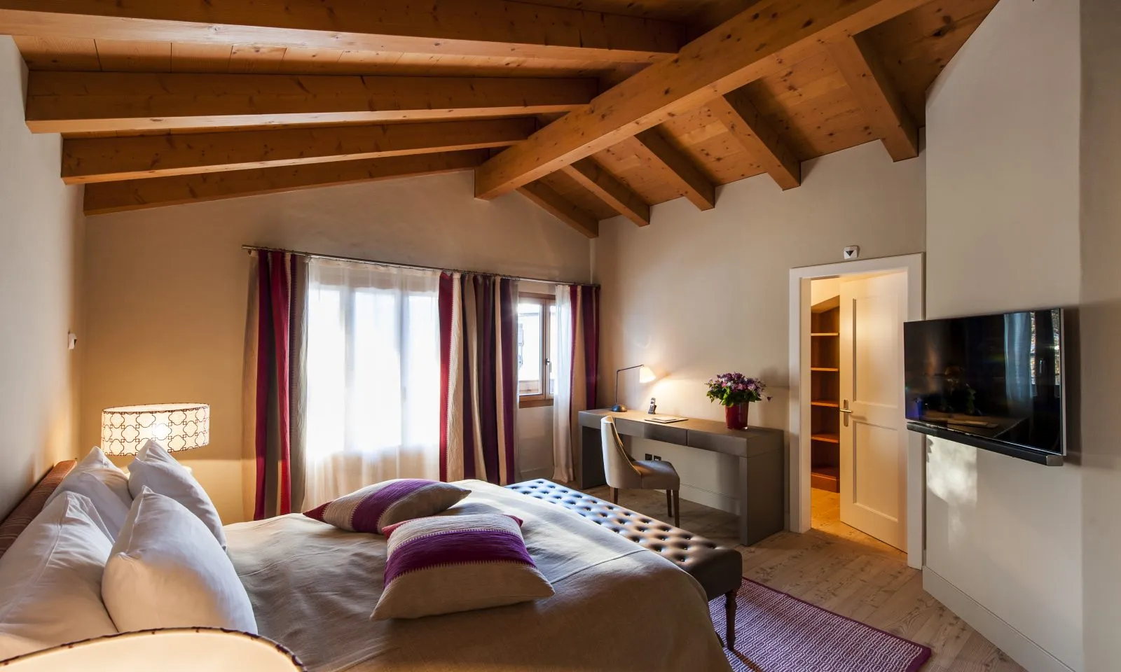 Le travi del soffitto nella camera della Suite Chalet