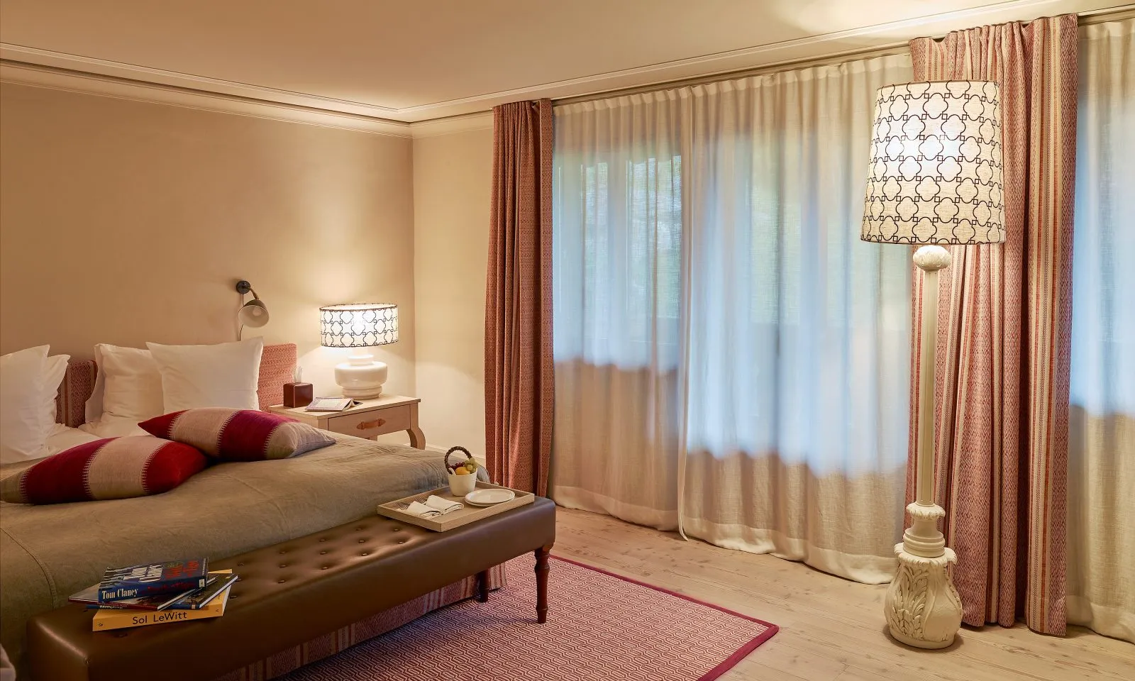 La panca di pelle ai piedi del letto nella Chic Room