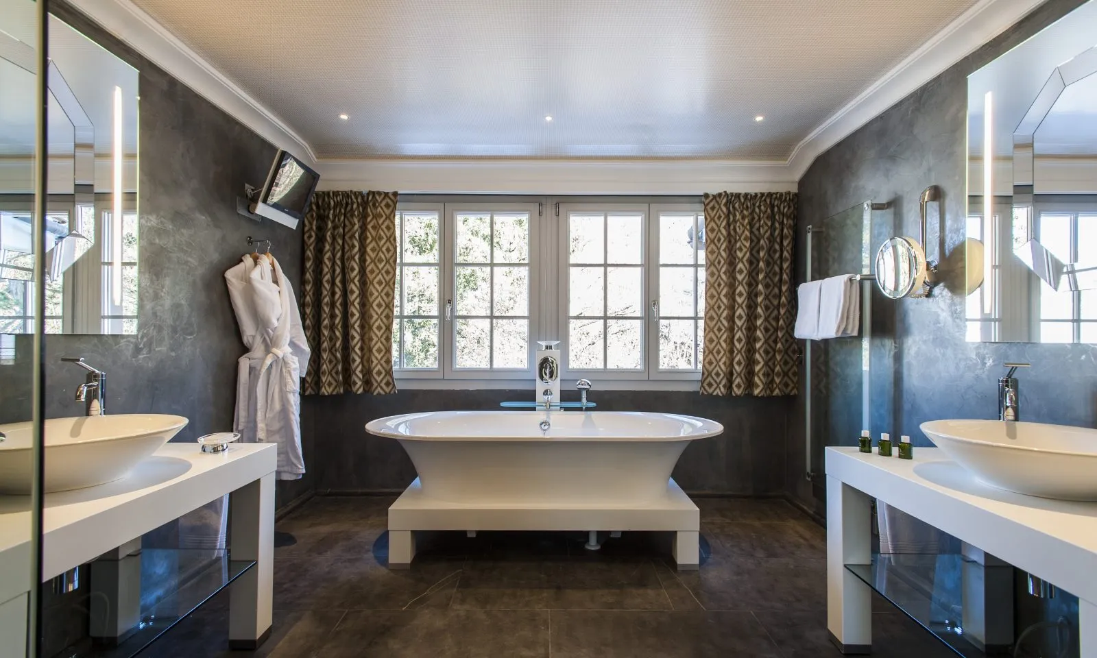 La vasca freestanding sotto la finestra della Suite Sommet