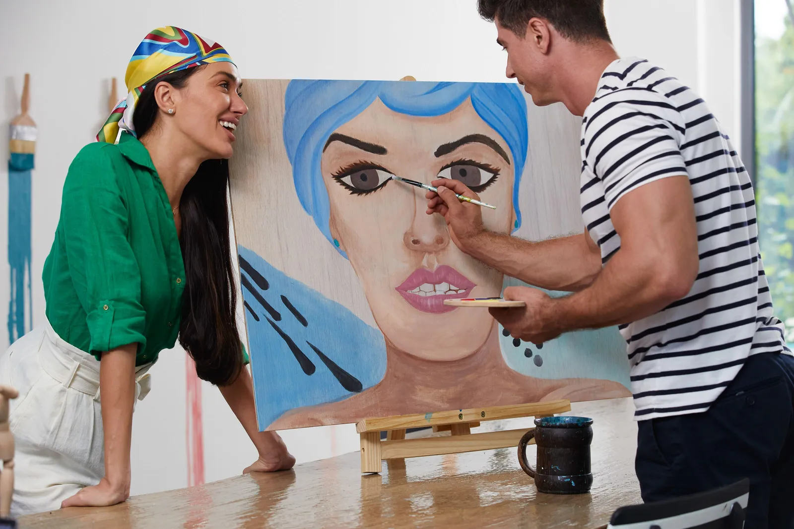 A couple painting a portrait in the resort’s art studio