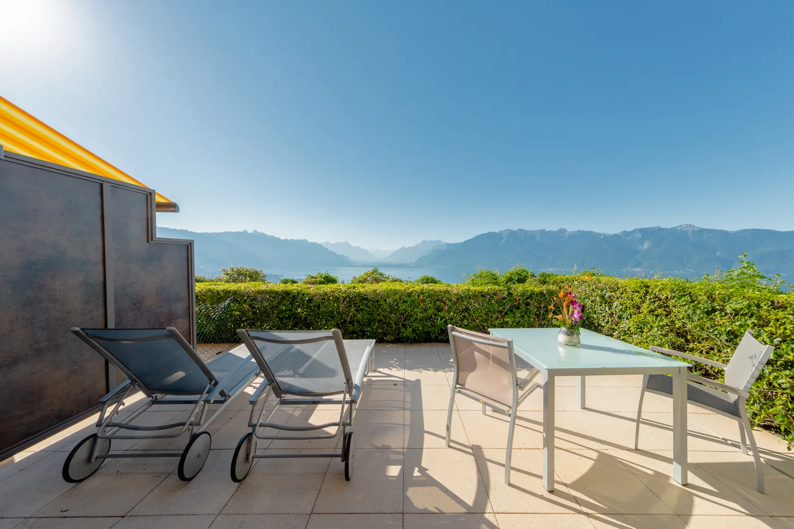 La terrazza della Junior Suite Prestige, con il lago e le Alpi