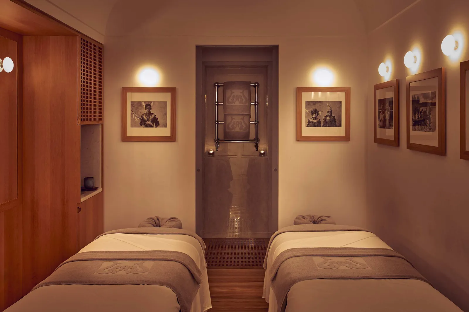 The couples’ Spa Suite: 2 massage beds side by side, wooden panelling and black-and-white photographs on the walls.