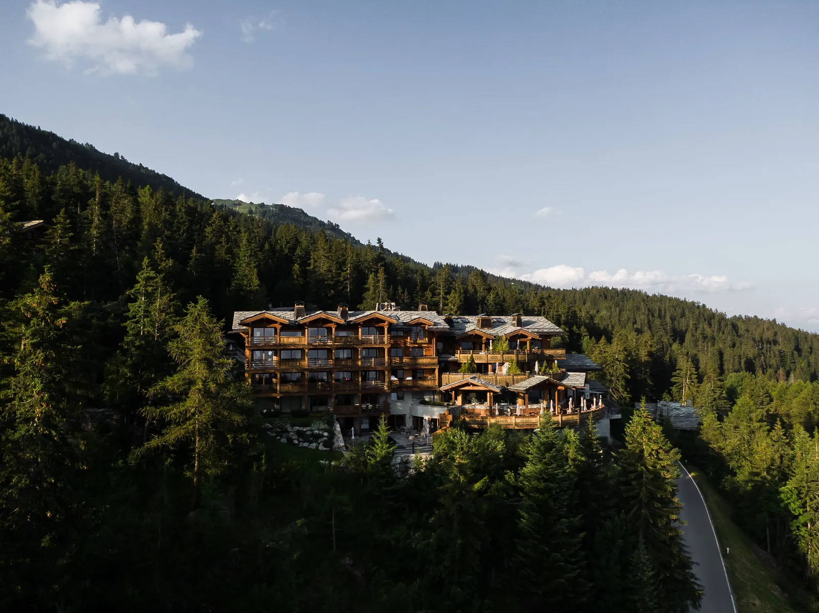 Il LeCrans sul pendio del bosco