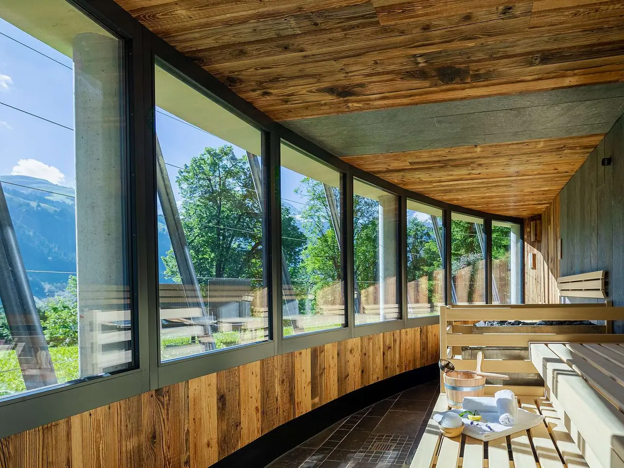 La sauna con le vetrate verso le montagne