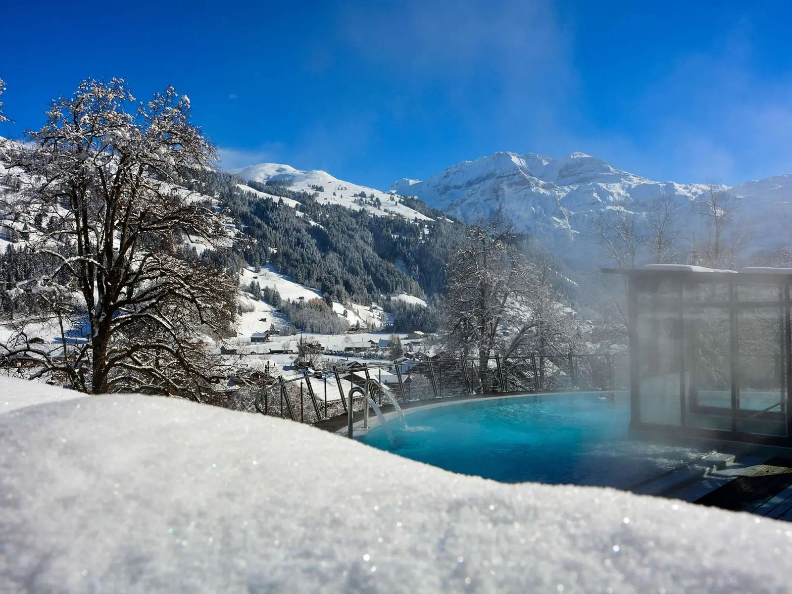 La piscina all’aperto fra la neve