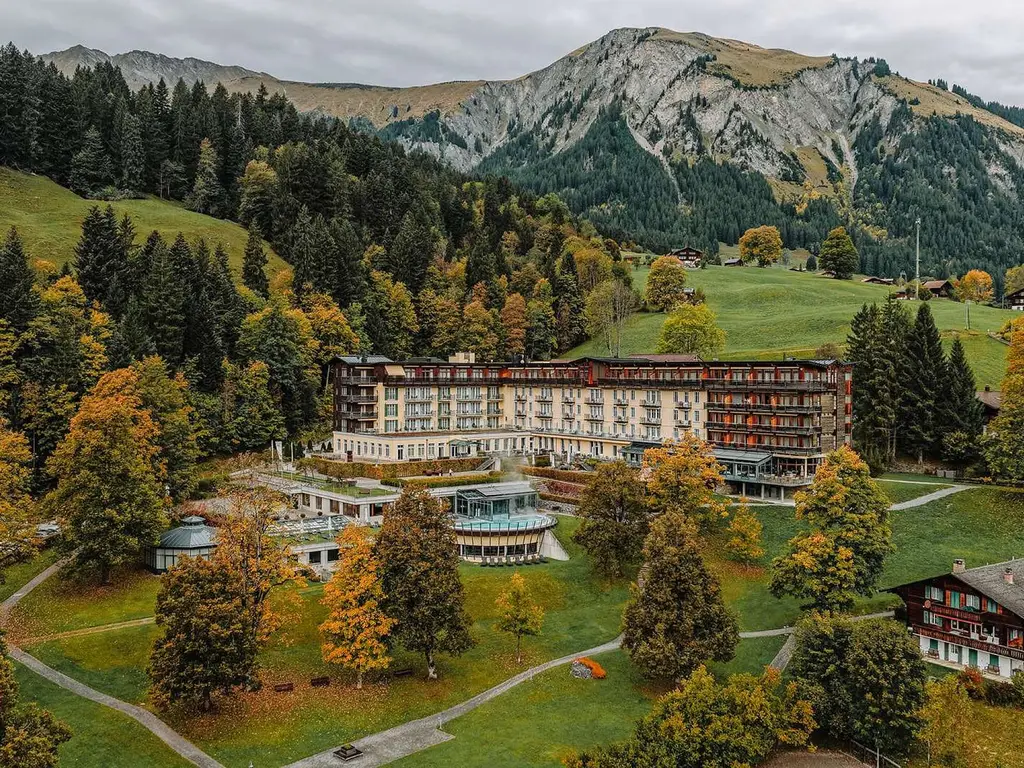 Il Lenkerhof fra gli alberi autunnali e le montagne