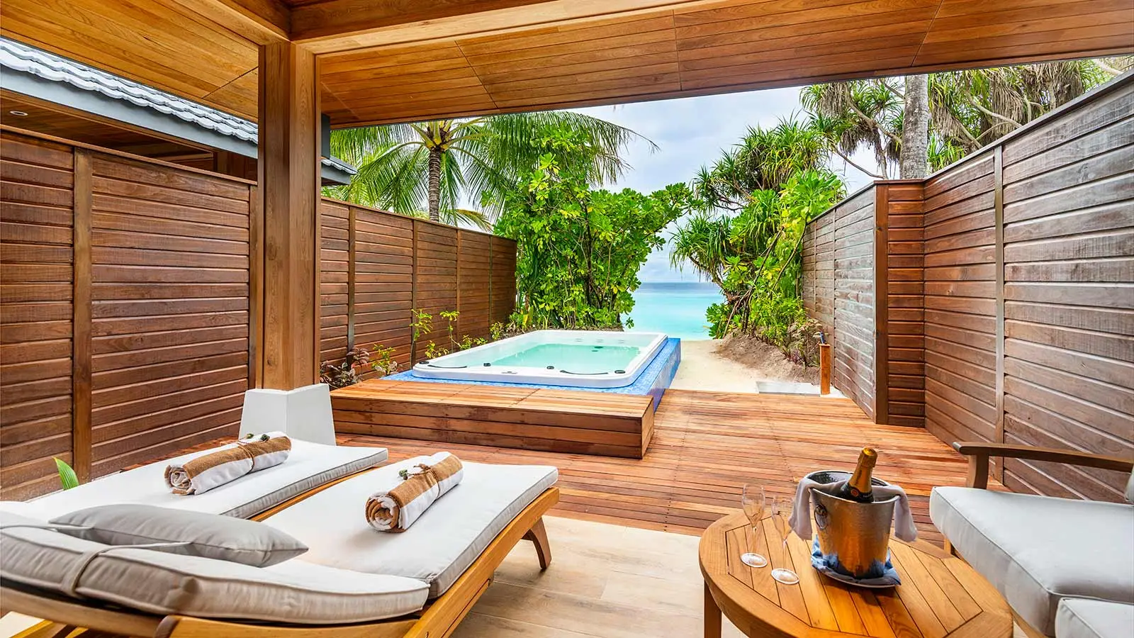 The jacuzzi on a Beach Suite with Jacuzzi’s deck